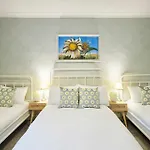 Host And - Balmoral Terrace Apartment