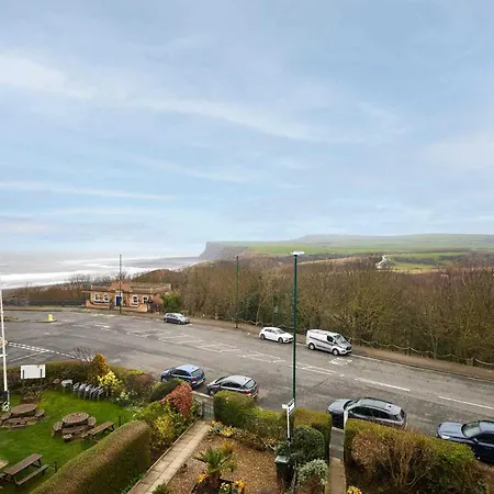 Host And - Balmoral Terrace Apartment Saltburn-by-the-Sea