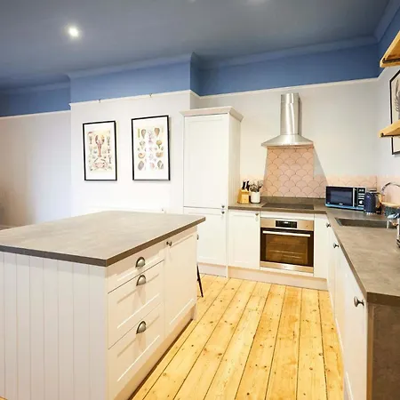 Host And - Balmoral Terrace Apartment Saltburn-by-the-Sea