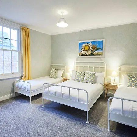 Host And - Balmoral Terrace Apartment